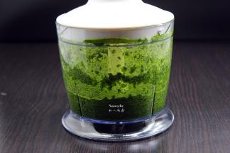 菠菜洗净，打成汁，过滤；