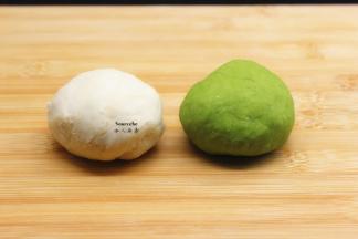 150克面粉加清水拌均揉成光滑面团，另外150克面粉加菠菜汁揉成光滑菠菜面团，静放15分钟；