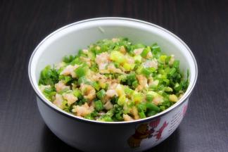 利用醒面时间，把剁碎的五花肉、菠菜、香葱、花生油、盐、生抽、生姜、鸡粉拌均做馅；