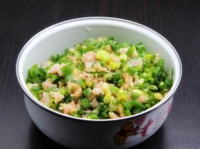 利用醒面时间，把剁碎的五花肉、菠菜、香葱、花生油、盐、生抽、生姜、鸡粉拌均做馅；