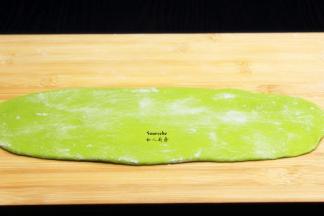 醒好的菠菜面团，揉长长条，擀成面皮；