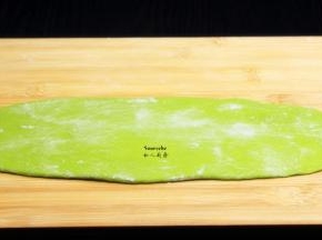 醒好的菠菜面团，揉长长条，擀成面皮；