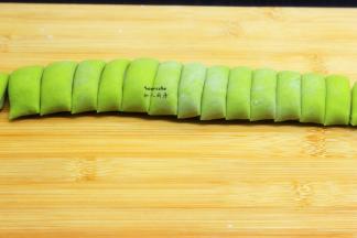 把面团切成一个饺子分量；