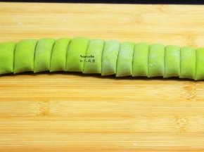 把面团切成一个饺子分量；