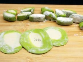 擀成饺子皮；