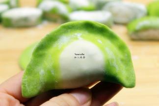 收紧口，再捏成自己喜欢的形状；