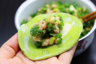 放入菠菜馅；
