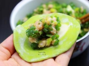 放入菠菜馅；