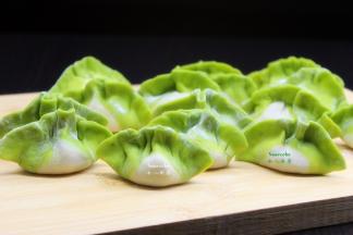 这是包好的翡翠饺子。