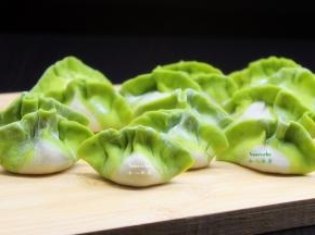 这是包好的翡翠饺子。
