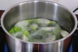 清水煮沸放入饺子，再次煮沸，放点盐；