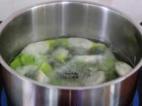 清水煮沸放入饺子，再次煮沸，放点盐；