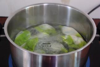 再一次加入冷水，煮沸，饺子浮起，煮熟捞出即可。