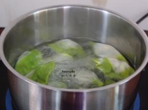 再一次加入冷水，煮沸，饺子浮起，煮熟捞出即可。
