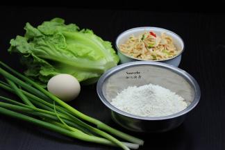 准备食材：鸡胸肉提前煮熟撕好，生菜、面粉、香葱、鸡蛋等食材；