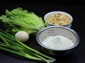 准备食材：鸡胸肉提前煮熟撕好，生菜、面粉、香葱、鸡蛋等食材；