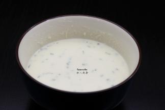 面粉加入鸡蛋、盐、香葱、适量的清水拌均；