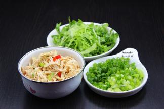 鸡胸肉煮熟，手撕，放油、盐、辣椒拌均，生菜切丝、香葱切好；