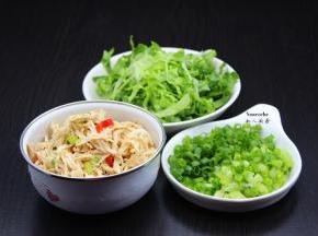 鸡胸肉煮熟，手撕，放油、盐、辣椒拌均，生菜切丝、香葱切好；