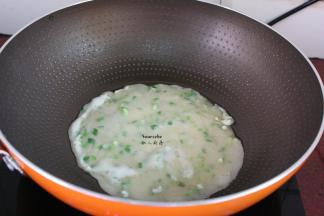 热锅，倒油，倒入一层薄薄的面浆，中小火煎至微黄；