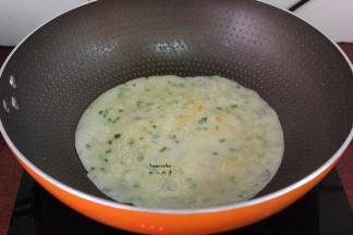 翻转另外一面继续煎至微黄，起锅；PS：要煎薄，分几次煎。