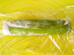 之后用手一点点的将面团整理成均匀的圆柱体，我是用手掌握面团一点点的握均匀的，之后盖保鲜膜松弛15分钟