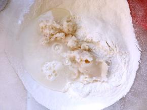 将水油皮材料混合在一起，活成面团