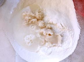 将水油皮材料混合在一起，活成面团