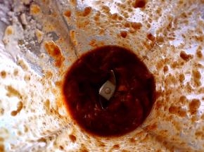 加水一起放入果汁机打成红枣泥，不喜欢颗粒感的可以多打一会，打的细腻些