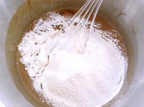 过筛低筋面粉，画Z字搅拌均匀无颗粒