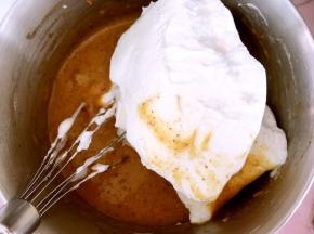 将打发好的蛋白分次加入到枣泥糊中，先用蛋抽翻拌均匀，最后再将底下的面糊翻拌均匀