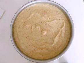 将搅拌好的面糊抬高20厘米倒入模具，之后再轻轻磕几下，震出气泡