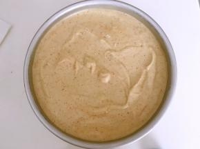 将搅拌好的面糊抬高20厘米倒入模具，之后再轻轻磕几下，震出气泡