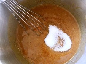 加入15克砂糖搅拌均匀