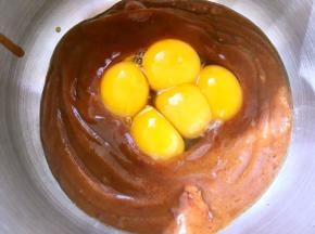 取190克红枣泥，分离鸡蛋，蛋白打至干净容器，蛋黄加入到红枣泥中搅拌均匀