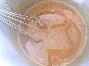 加入玉米油搅拌均匀