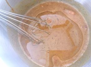 加入玉米油搅拌均匀