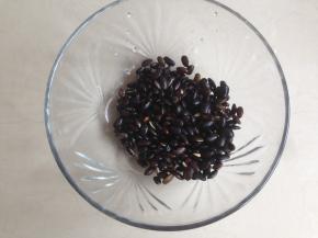 黑豆洗干净后，提前浸泡几个小时