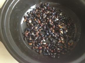 将黑豆放入瓦煲内