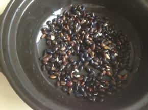 将黑豆放入瓦煲内