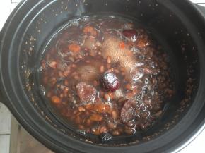 加入砂糖，煮溶化