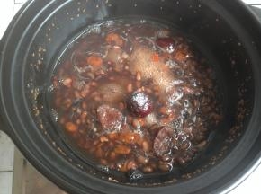 加入砂糖，煮溶化