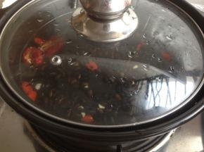 盖上锅盖，大火煮沸后转小火煮1.5-2小时