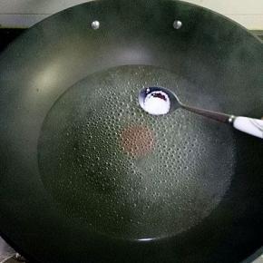 锅中烧水，加入适量盐，滴几滴油