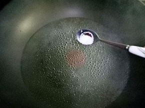 锅中烧水，加入适量盐，滴几滴油