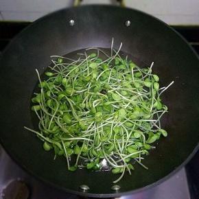 水开后放入豌豆苗炒烫1分钟
