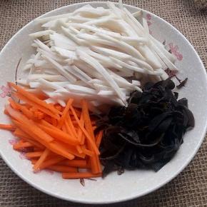 杏鲍菇洗干净切丝，木耳提前泡发切丝，胡萝卜切丝