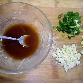 葱姜蒜切末，醋15g,生抽10g,水10g，白糖20g，淀粉水适量，调成碗汁