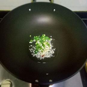 热锅凉油，放入葱姜蒜煸炒