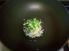 热锅凉油，放入葱姜蒜煸炒